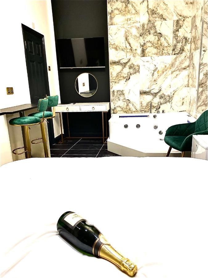 Duke And Duchess Apartments And Rooms - Private In Room Hot Tub Suites Londra Dış mekan fotoğraf