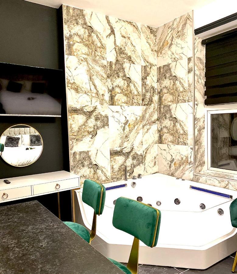Duke And Duchess Apartments And Rooms - Private In Room Hot Tub Suites Londra Dış mekan fotoğraf