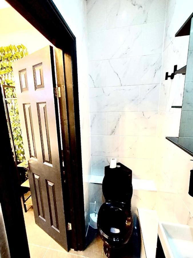 Duke And Duchess Apartments And Rooms - Private In Room Hot Tub Suites Londra Dış mekan fotoğraf