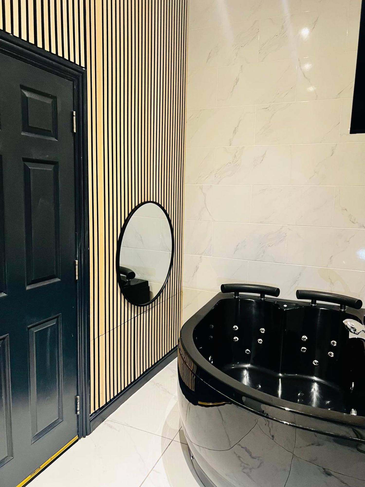 Duke And Duchess Apartments And Rooms - Private In Room Hot Tub Suites Londra Dış mekan fotoğraf