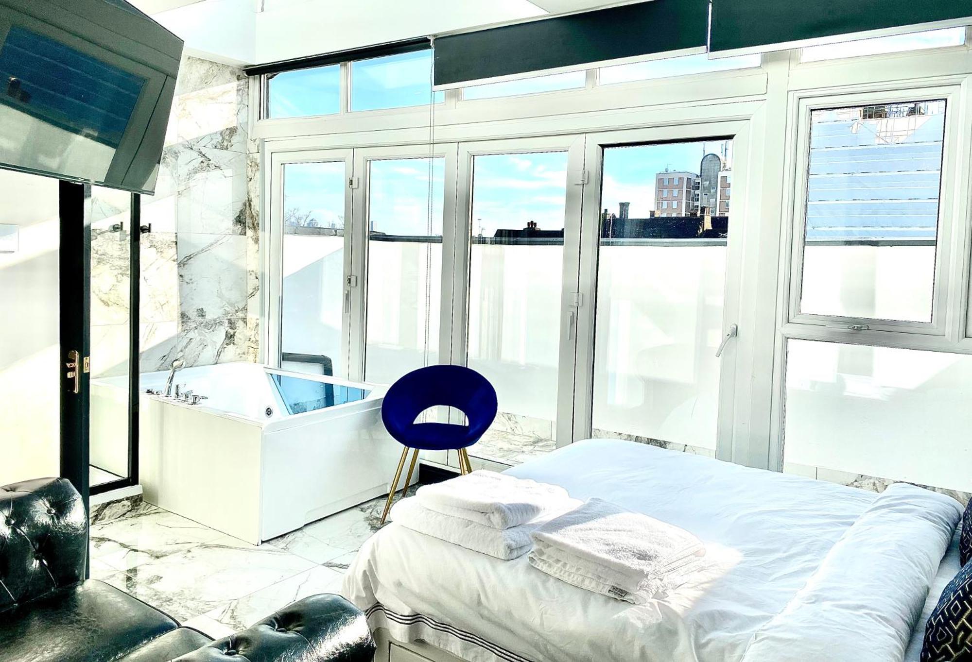 Duke And Duchess Apartments And Rooms - Private In Room Hot Tub Suites Londra Dış mekan fotoğraf