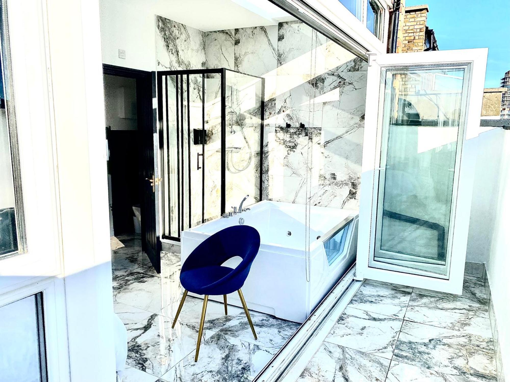 Duke And Duchess Apartments And Rooms - Private In Room Hot Tub Suites Londra Dış mekan fotoğraf