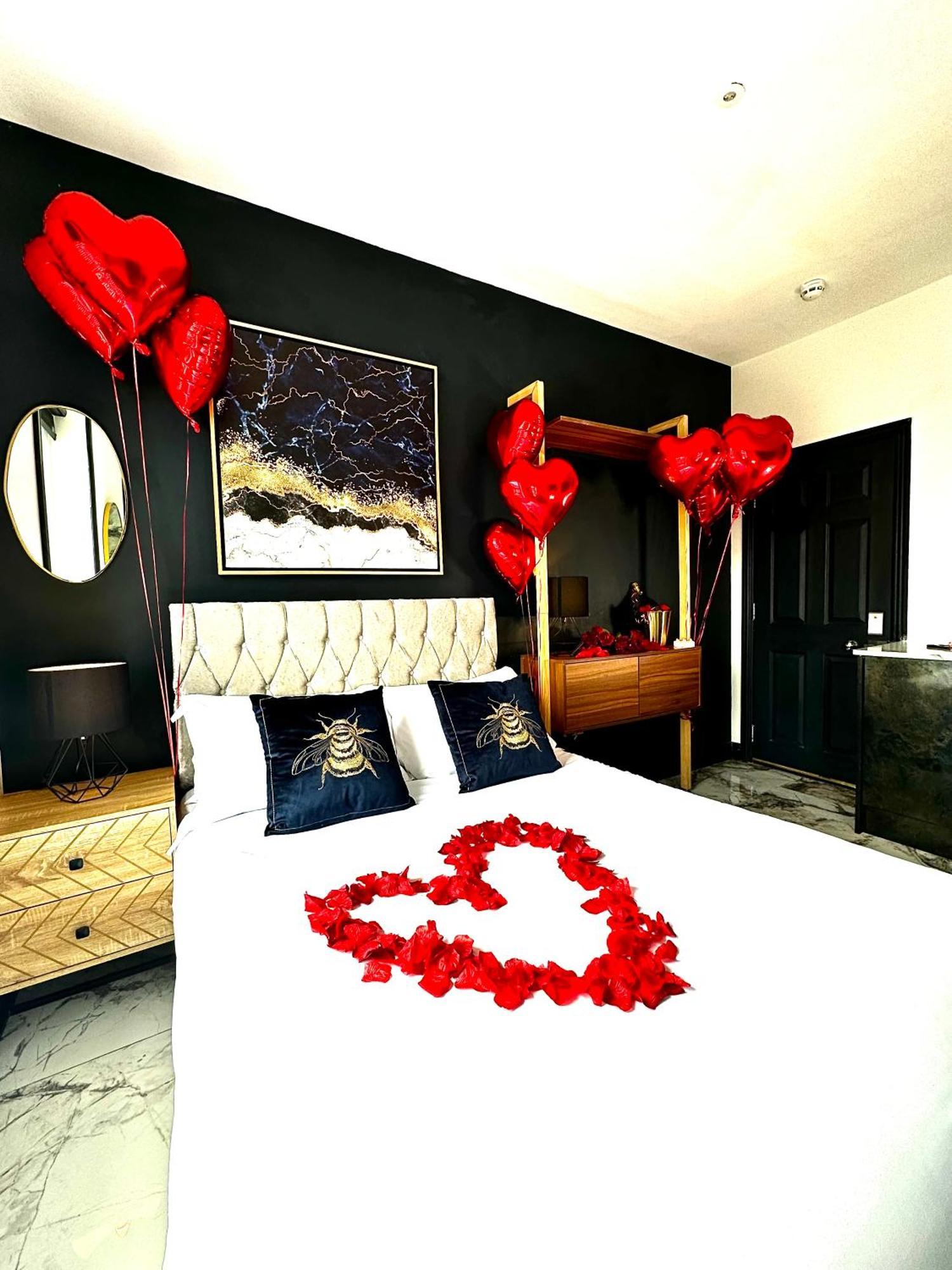 Duke And Duchess Apartments And Rooms - Private In Room Hot Tub Suites Londra Dış mekan fotoğraf