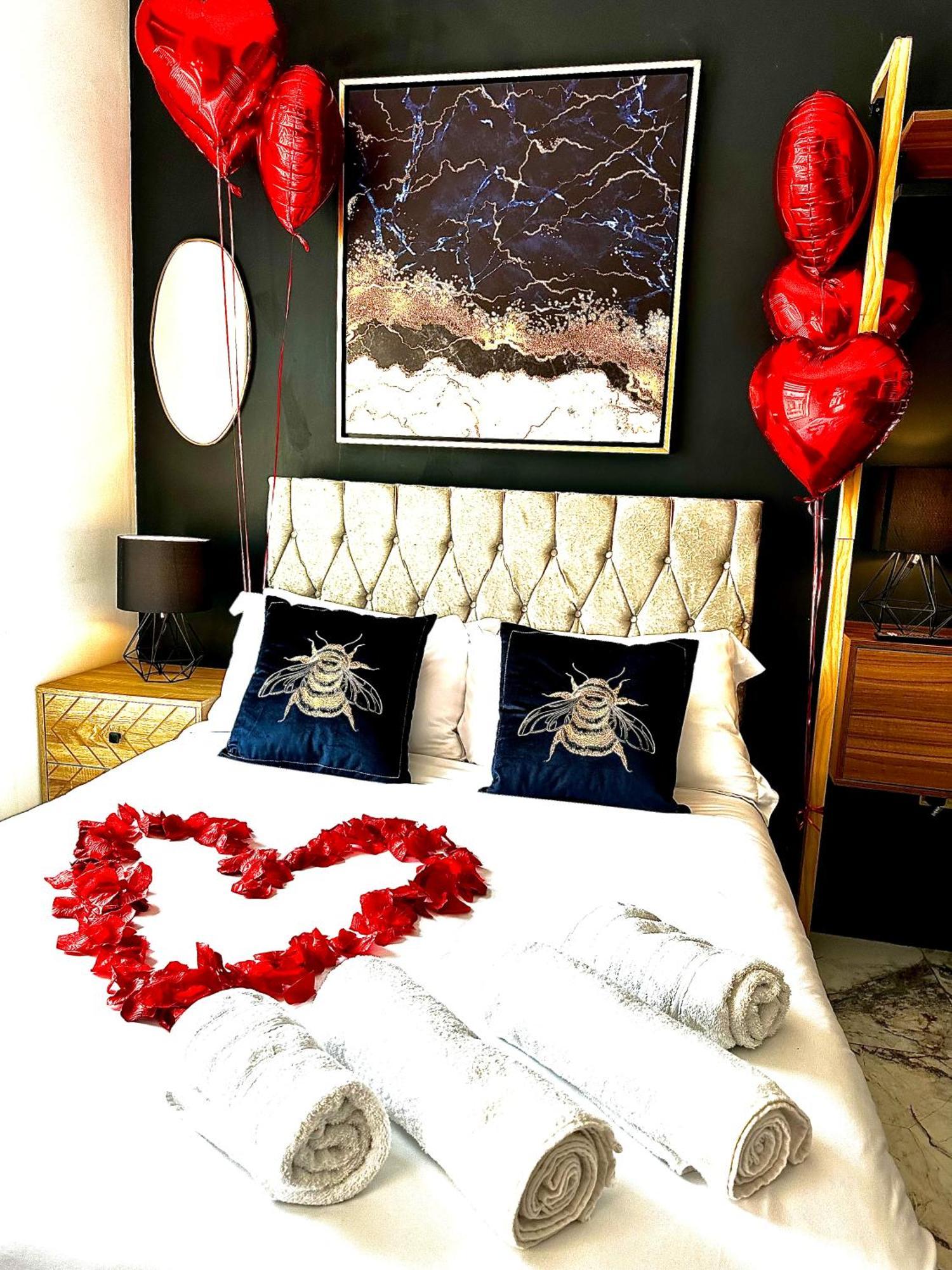 Duke And Duchess Apartments And Rooms - Private In Room Hot Tub Suites Londra Dış mekan fotoğraf