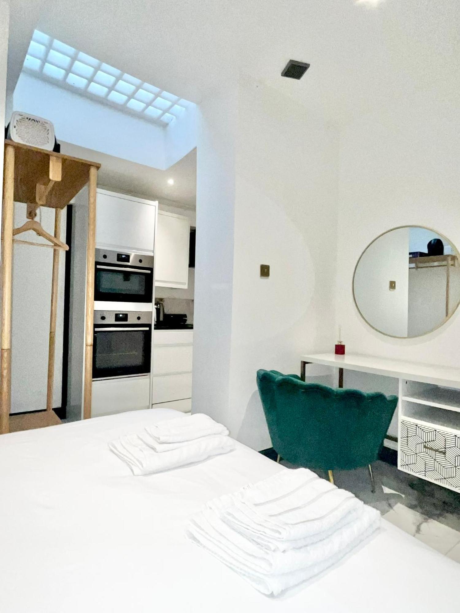 Duke And Duchess Apartments And Rooms - Private In Room Hot Tub Suites Londra Dış mekan fotoğraf