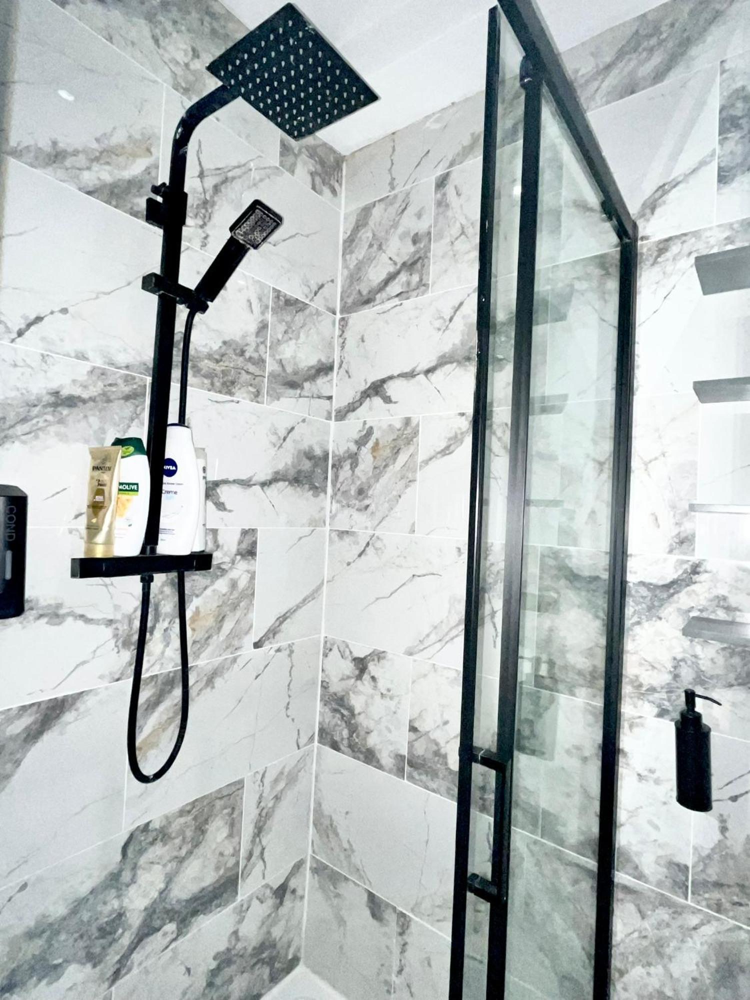 Duke And Duchess Apartments And Rooms - Private In Room Hot Tub Suites Londra Dış mekan fotoğraf