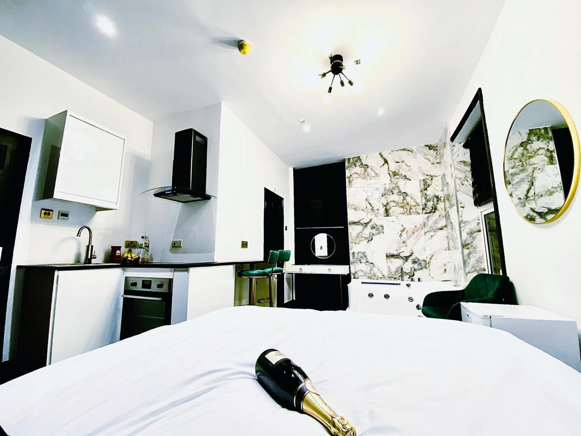 Duke And Duchess Apartments And Rooms - Private In Room Hot Tub Suites Londra Dış mekan fotoğraf
